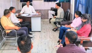 चुनाव अधिकारियों की बैठक लेते एसडीएम डॉ जितेंद्र सिंह।