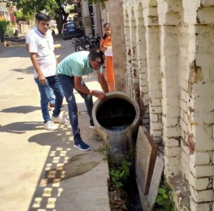 साफ-सफाई को लेकर जागरूकता फैलाते स्वास्थ्य विभाग के कर्मचारी
