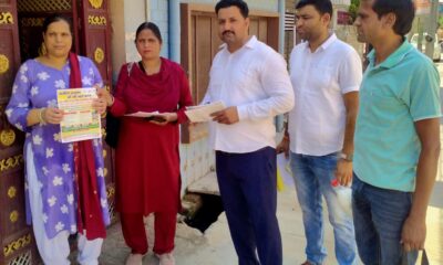 मोहल्लों में लारवा की जांच और लोगों को जागरूक करते स्वास्थ्य कर्मी