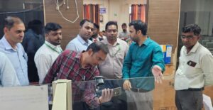 सरल केंद्र का दौरा करते प्रशिक्षु अधिकारियों की टीम।