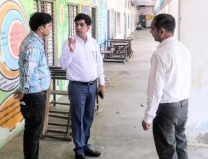 स्ट्रॉन्ग रूम एवं डिस्पैच सेंटर का दौरा करते एसडीएम कनीना एवं रिटर्निंग अधिकारी डॉ. जितेंद्र सिंह।