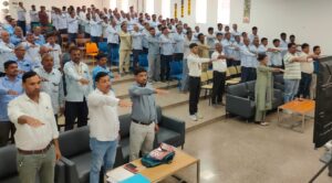 “टीबी हारेगा, देश जीतेगा” की शपथ लेते विद्यालय स्टाफ, अधिकारी और प्रतिभागी।