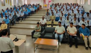 टीबी रोग के लक्षण, बचाव और उपचार की जानकारी देते विशेषज्ञ अधिकारी।