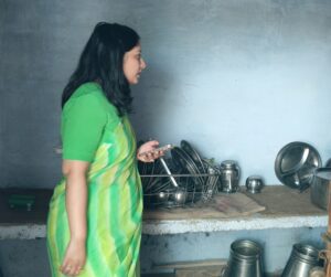किचन का निरीक्षण करती डीसी अनुपमा अंजली।