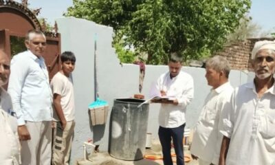 घर-घर जाकर उपभोक्ताओं को जागरूक करती विभागीय टीम।