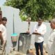 घर-घर जाकर उपभोक्ताओं को जागरूक करती विभागीय टीम।