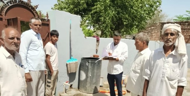 घर-घर जाकर उपभोक्ताओं को जागरूक करती विभागीय टीम।