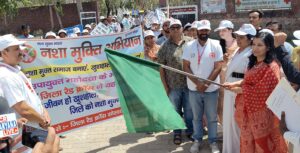 नशा मुक्ति जागरूकता रैली को हरी झंडी दिखा कर रवाना करती उपायुक्त अनुपमा अंजली।
