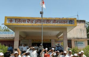 रेडक्रॉस ध्वज फहराकर कार्यक्रम का शुभारंभ करती उपायुक्त अनुपमा अंजली।