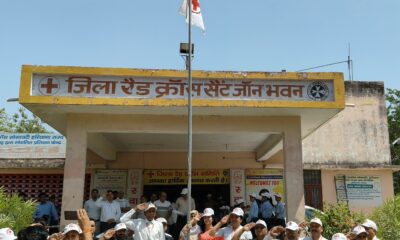 रेडक्रॉस ध्वज फहराकर कार्यक्रम का शुभारंभ करती उपायुक्त अनुपमा अंजली।