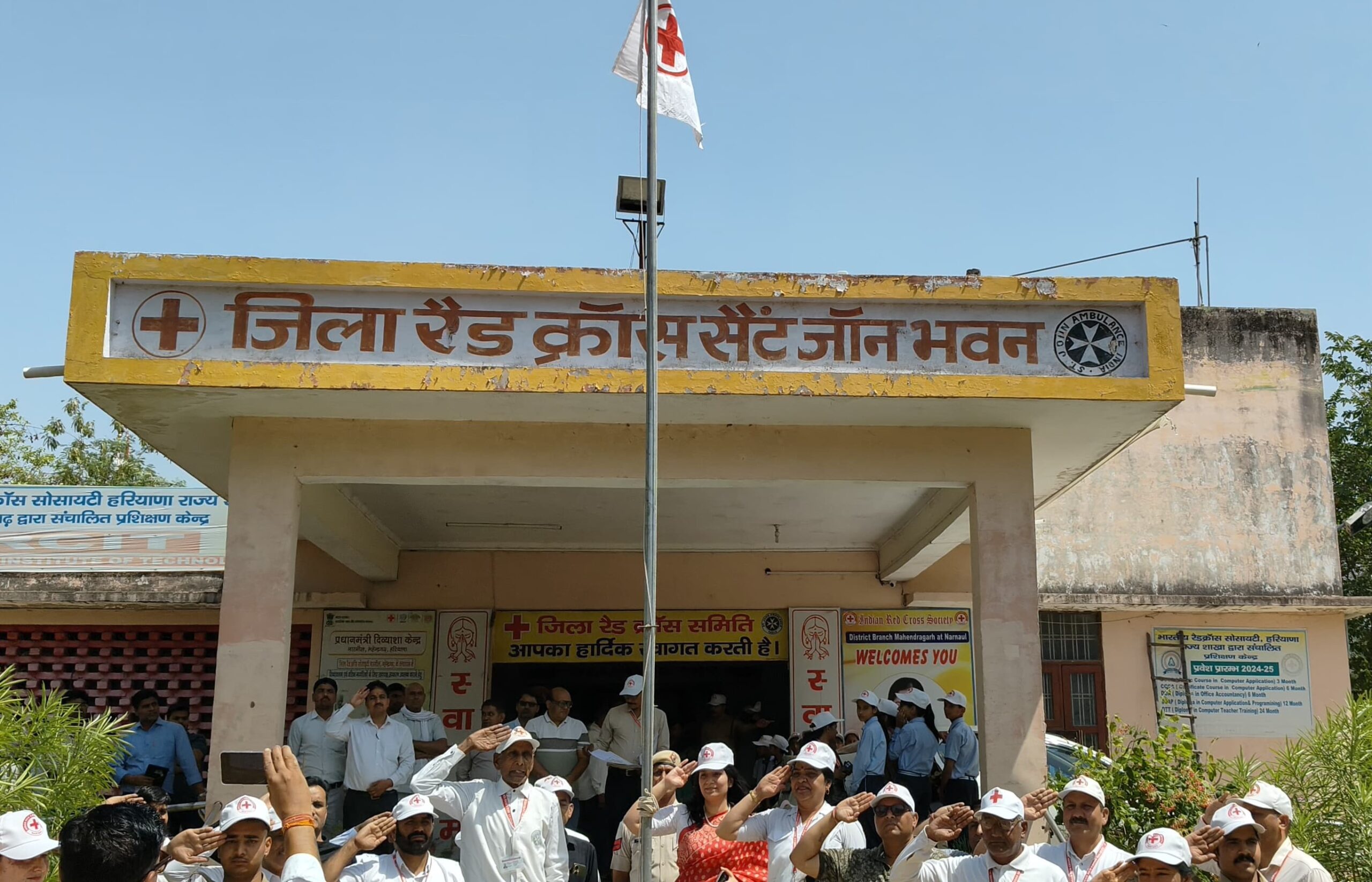रेडक्रॉस ध्वज फहराकर कार्यक्रम का शुभारंभ करती उपायुक्त अनुपमा अंजली।