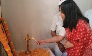  रेडक्रॉस संस्थापक जीन हेनरी ड्यूनेंट के चित्र पर दीप प्रज्वलित करती उपायुक्त अनुपमा अंजली।