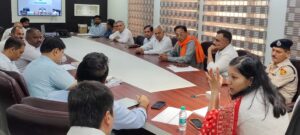 सोमनाथ स्वाभिमान पर्व के आयोजन को लेकर अधिकारियों के साथ समीक्षा बैठक करतीं उपायुक्त अनुपमा अंजली।