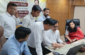 राजस्व विभाग के अधिकारियों की बैठक लेते भू-अभिलेख विभाग के निदेशक यशपाल यादव।