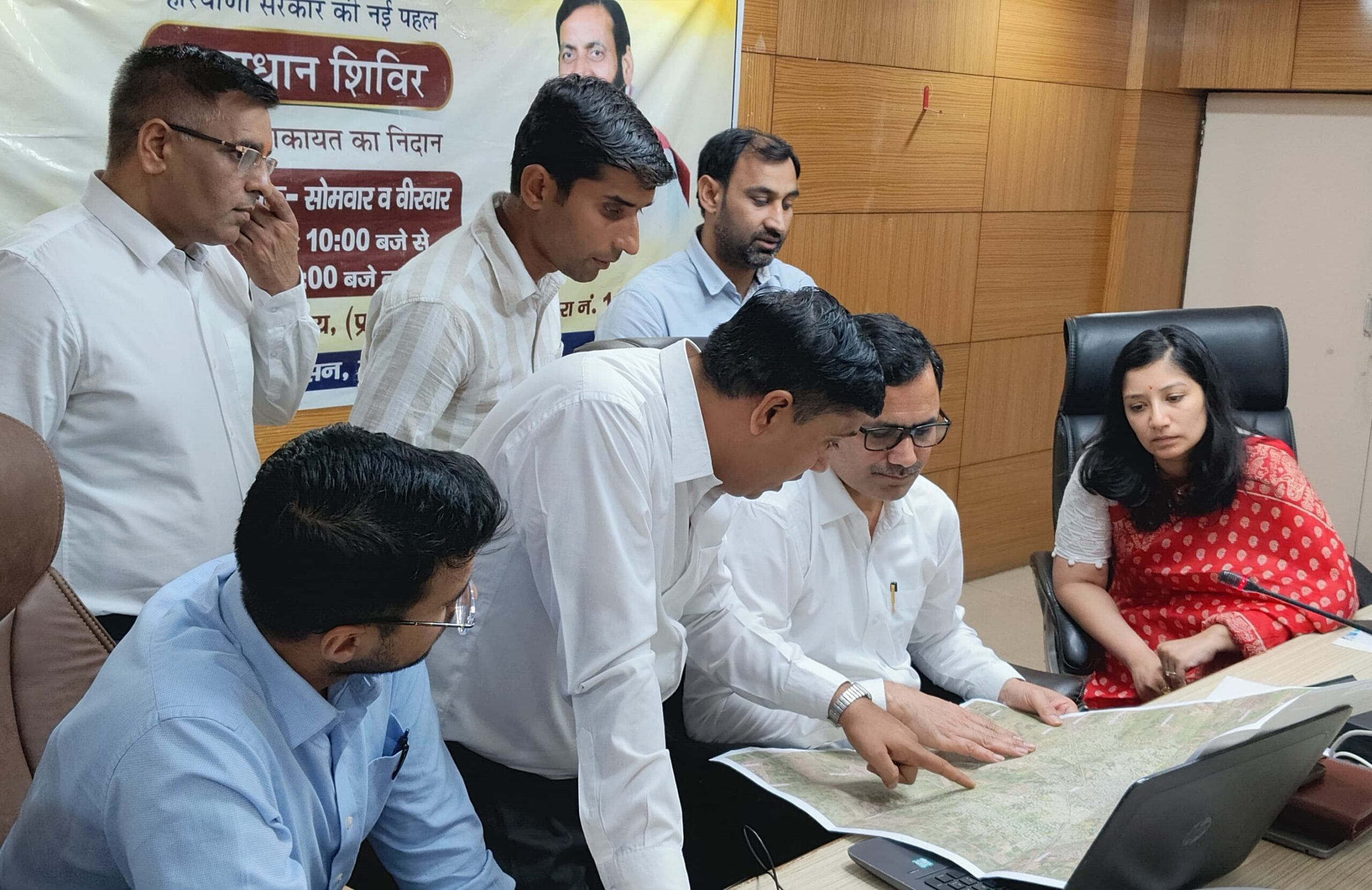 राजस्व विभाग के अधिकारियों की बैठक लेते भू-अभिलेख विभाग के निदेशक यशपाल यादव।