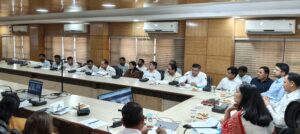 नारनौल में राजस्व विभाग की समीक्षा बैठक के दौरान अधिकारियों ने डिजिटल राजस्व सेवाओं और पारदर्शिता बढ़ाने पर मंथन किया।