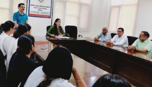 अधिवक्ताओं व कानूनी स्वयंसेवकों की बैठक लेती सीजेएम नीलम कुमारी।
