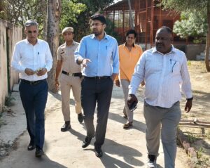 सोमनाथ स्वाभिमान पर्व के आयोजन स्थलों का दौरा करते एसडीएम अनिरुद्ध यादव।
