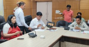 रेंडमाइजेशन प्रक्रिया के दौरान मौजूद डीसी अनुपमा अंजली।