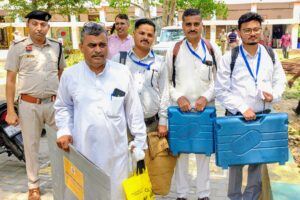 नगरपालिका कनीना उपचुनाव के लिए रवाना होती पोलिंग पार्टियां।