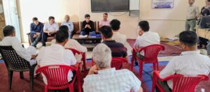 पोलिंग पार्टियों को दिशा निर्देश देते उपमंडल अधिकारी (ना.) कनीना एवं रिटर्निंग अधिकारी डॉ. जितेंद्र सिंह।