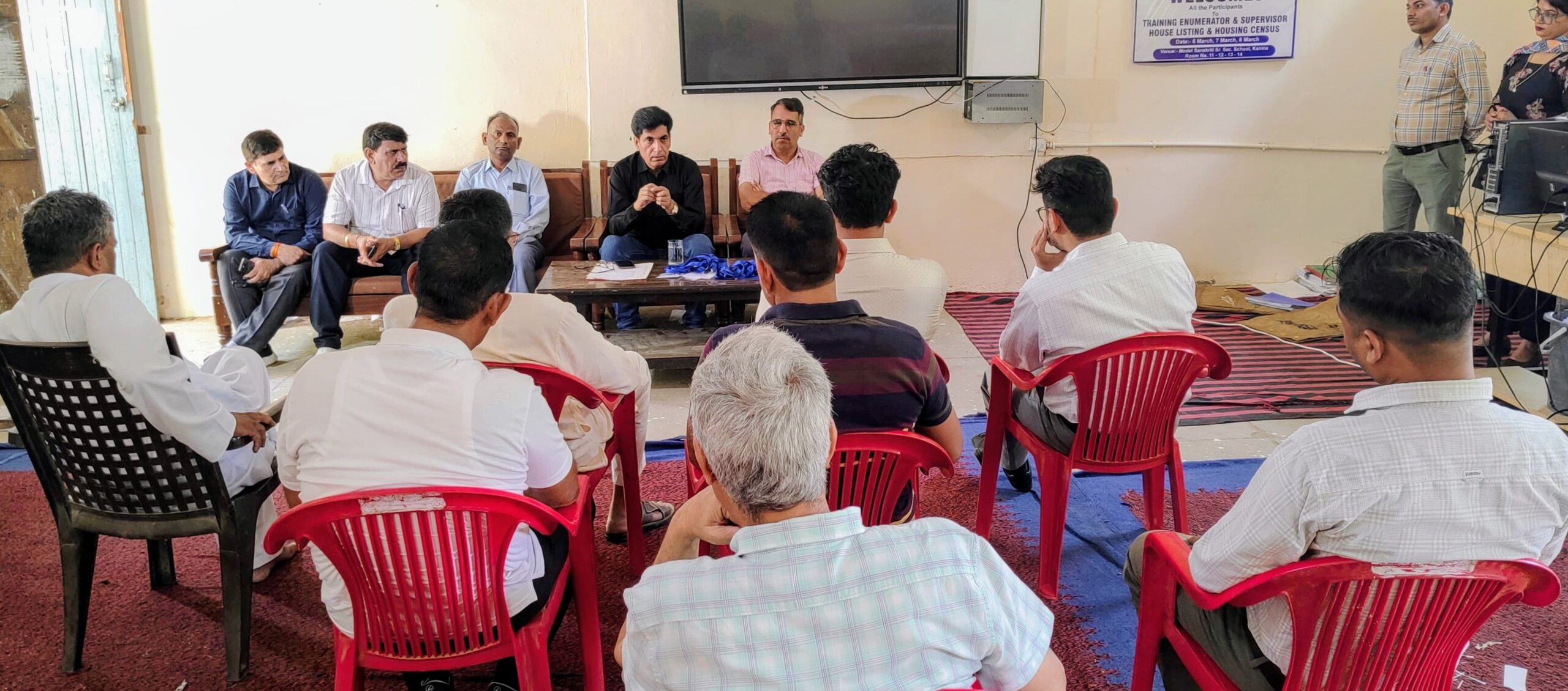 पोलिंग पार्टियों को दिशा निर्देश देते उपमंडल अधिकारी (ना.) कनीना एवं रिटर्निंग अधिकारी डॉ. जितेंद्र सिंह।