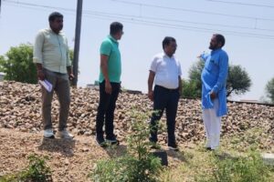 मौके का मुआयना करते अधिकारी।