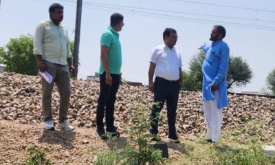 मौके का मुआयना करते अधिकारी।