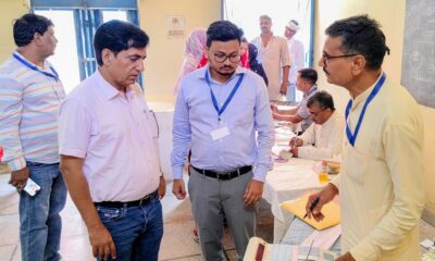 मतदान केंद्र का निरीक्षण करते उपमंडल अधिकारी (ना.) एवं रिटर्निंग अधिकारी डॉ जितेंद्र सिंह।