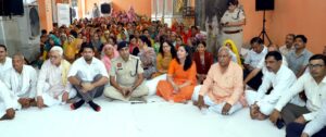 प्रधानमंत्री का संबोधन सुनते विधायक ओम प्रकाश यादव, डीसी अनुपमा अंजली व अन्य।