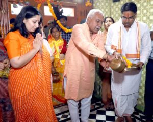 जलाभिषेक करते विधायक ओमप्रकाश यादव।