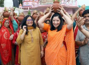 कलश यात्रा का नेतृत्व करती उपायुक्त अनुपमा अंजली।