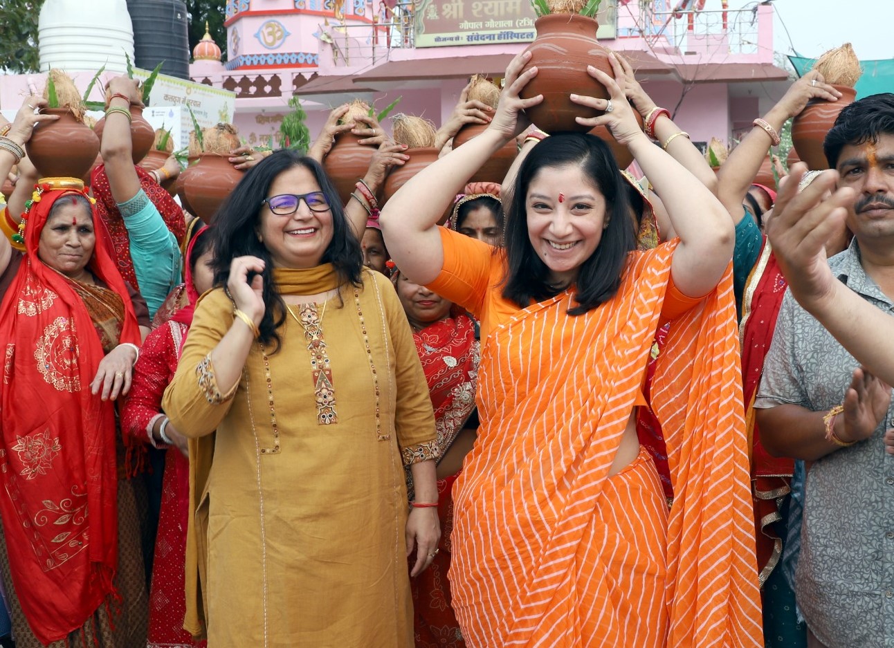 कलश यात्रा का नेतृत्व करती उपायुक्त अनुपमा अंजली।