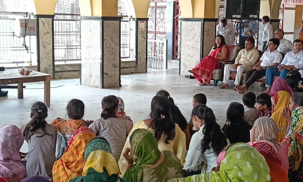 प्रधानमंत्री नरेंद्र मोदी का संबोधन सुनती महिलाएं, विद्यार्थी व अन्य।