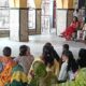 प्रधानमंत्री नरेंद्र मोदी का संबोधन सुनती महिलाएं, विद्यार्थी व अन्य।