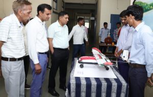 राष्ट्रीय प्रौद्योगिकी दिवस पर राजकीय आईटीआई नारनौल में आयोजित विज्ञान प्रदर्शनी का अवलोकन करते अतिथि व छात्र।