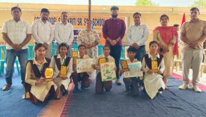 प्रतियोगिता के विजेता प्रतिभागी साथ में आयोजक।