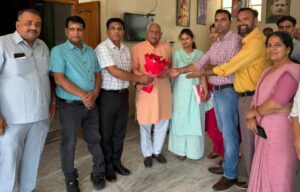 विधायक ओम प्रकाश यादव को गुलदस्ता भेंट कर आभार व्यक्त करता महाविद्यालय स्टाफ।
