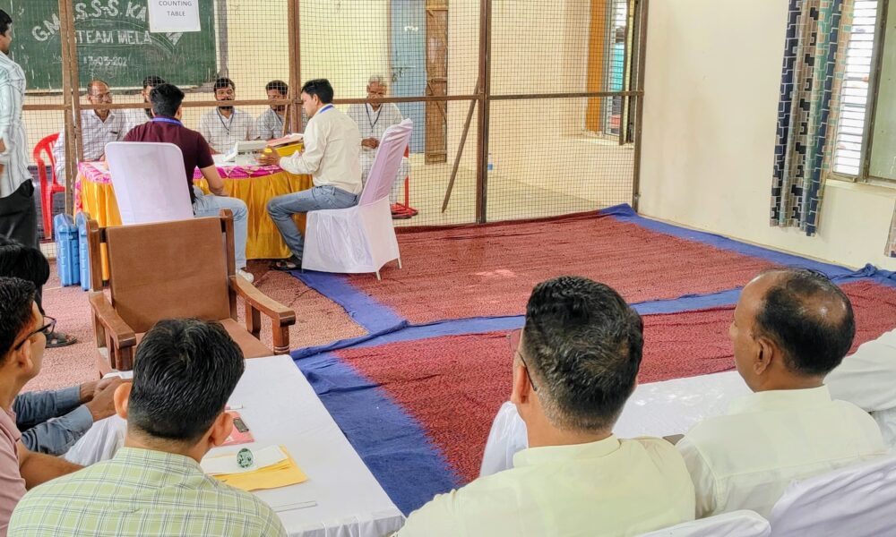 चुनावी परिणामों की शुचिता बनाए रखने के लिए रिटर्निंग अधिकारी डॉ. जितेंद्र सिंह की मौजूदगी में वोटों की गिनती करते अधिकारी।