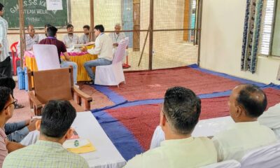 चुनावी परिणामों की शुचिता बनाए रखने के लिए रिटर्निंग अधिकारी डॉ. जितेंद्र सिंह की मौजूदगी में वोटों की गिनती करते अधिकारी।