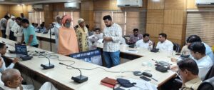 नागरिकों की समस्याएं सुनते एसडीएम अनिरुद्ध यादव।