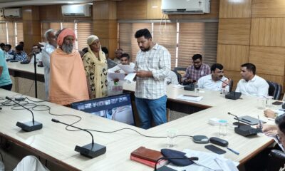 नागरिकों की समस्याएं सुनते एसडीएम अनिरुद्ध यादव।