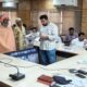 नागरिकों की समस्याएं सुनते एसडीएम अनिरुद्ध यादव।