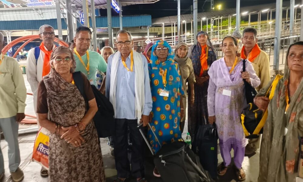रेवाड़ी से श्री नांदेड़ साहिब के दर्शन के लिए रवाना होते तीर्थ यात्री।