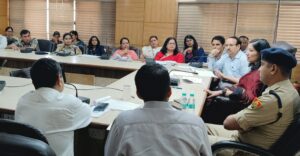 लघु सचिवालय में अधिकारियों की बैठक लेती डीसी अनुपमा अंजली।