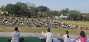 योग प्रशिक्षण शिविर के दौरान विभिन्न योगासन करते शिक्षक और प्रशिक्षु।