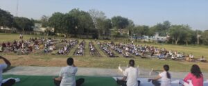 योग प्रोटोकॉल का अभ्यास करते योगाचार्य।
