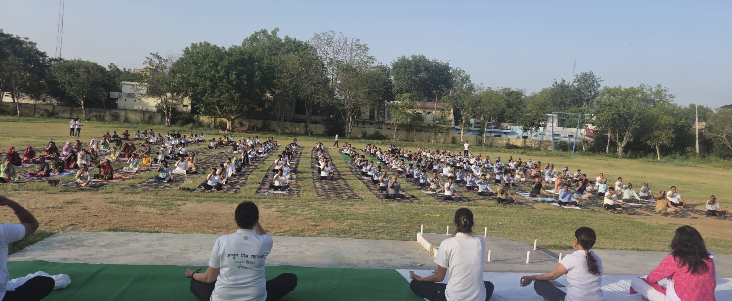योग प्रोटोकॉल का अभ्यास करते योगाचार्य।