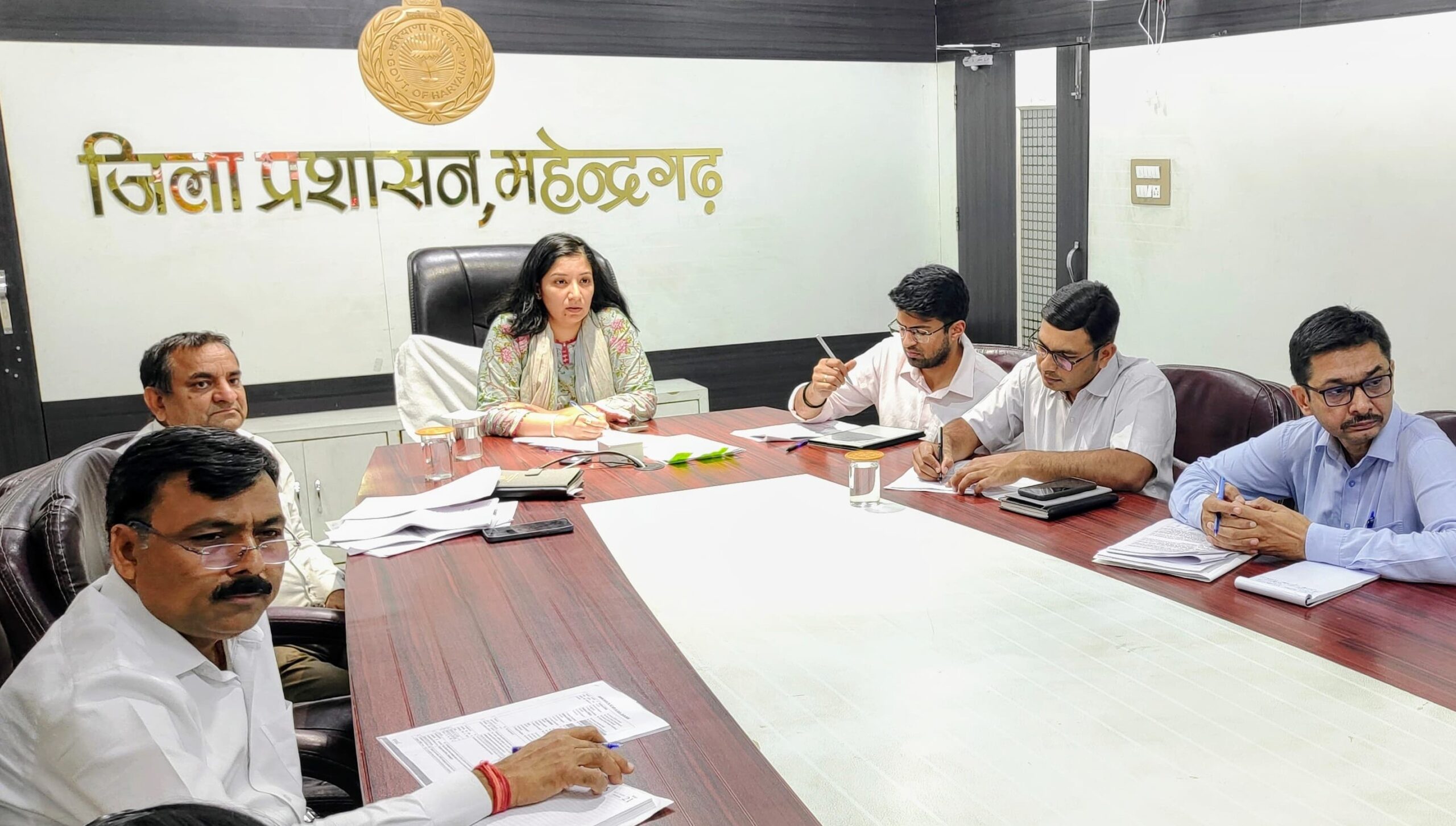 एसआईआर के संबंध में बैठक लेती डीसी अनुपमा अंजली।