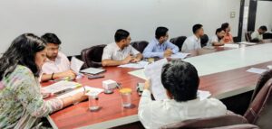 बैठक में अधिकारियों को निर्देश देती डीसी अनुपमा अंजली।